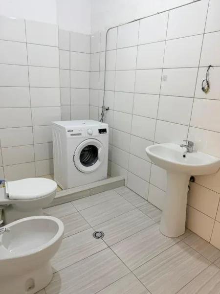 Tirane, jepet me qera apartament 2+1+Ballkon Kati 7, 114 m² 600 € (Astir/Hotel Marinaj)