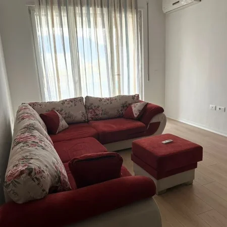 Tirane, jepet me qera apartament 2+1+Ballkon , 105 m² 500 € (rruga 5 maji)