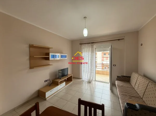 Vlore, jepet me qera apartament 1+1+Ballkon Kati 6, 70 m² 350 € (Rruga Çamëria)
