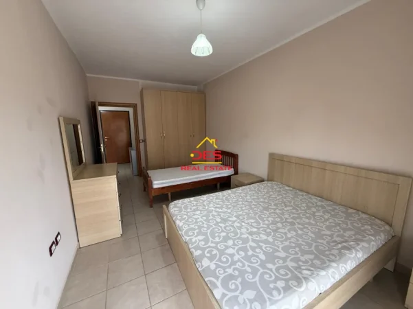 Vlore, jepet me qera apartament 1+1+Ballkon Kati 6, 70 m² 350 € (Rruga Çamëria)
