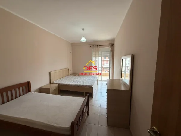 Vlore, jepet me qera apartament 1+1+Ballkon Kati 6, 70 m² 350 € (Rruga Çamëria)