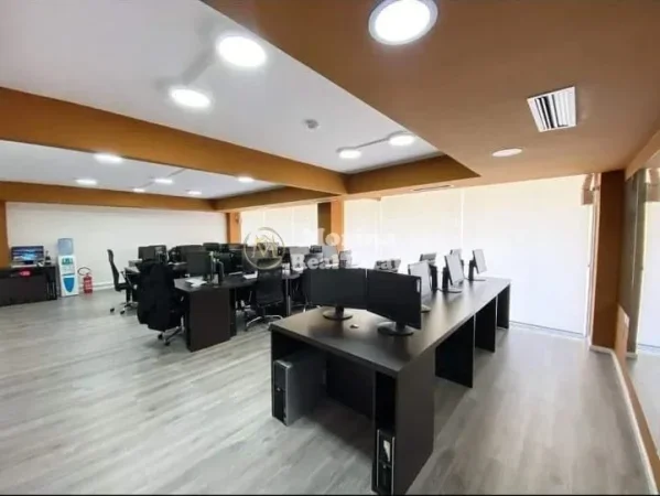 Tirane, jepet me qera ambjent biznesi Kati 2, 200 m² 3.000 € (Blloku)