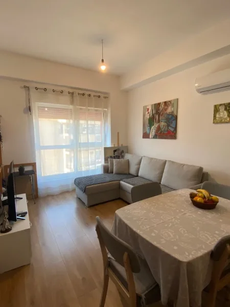 Tirane, jepet me qera apartament 1+1 Kati 3, 60 m² 400 € (ALI DEMI)