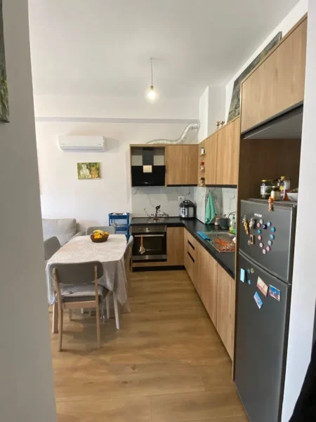 Tirane, jepet me qera apartament 1+1 Kati 3, 60 m² 400 € (ALI DEMI)