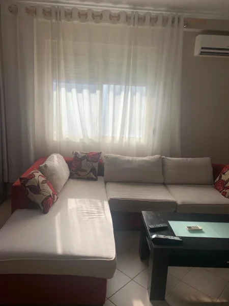 Tirane, jepet me qera apartament 1+1 Kati 5, 70 m² 500 € (Blloku i Ambasadave)
