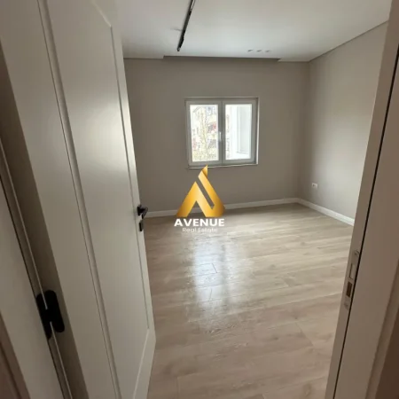 Tirane, jepet me qera apartament 3+1 Kati 3, 105 m² 850 € (don bosco)