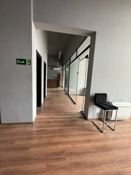 Tirane, jepet me qera zyre Kati 10, 740 m² 10.000 € (ALI DEMI)