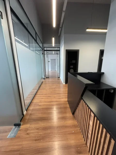Tirane, jepet me qera zyre Kati 10, 740 m² 10.000 € (ALI DEMI)