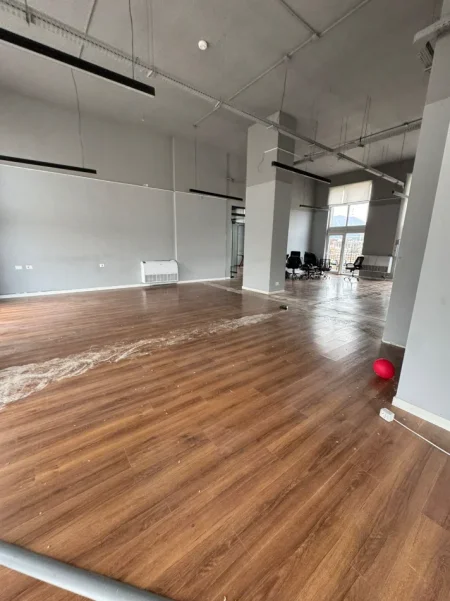 Tirane, jepet me qera zyre Kati 10, 740 m² 10.000 € (ALI DEMI)