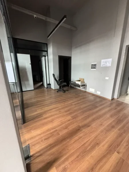 Tirane, jepet me qera zyre Kati 10, 740 m² 10.000 € (ALI DEMI)
