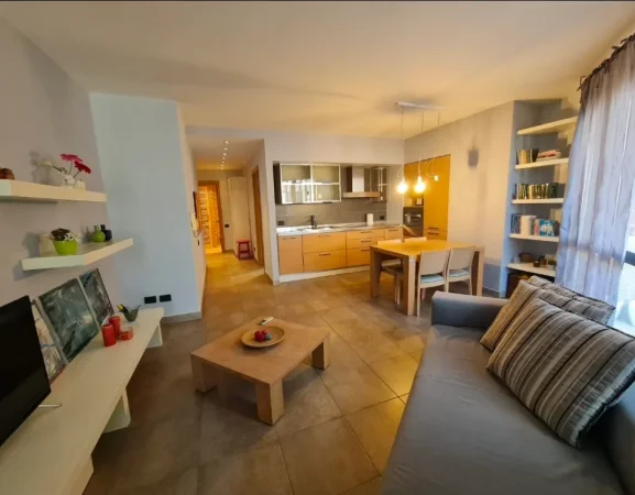 Tirane, jepet me qera apartament 1+1+Ballkon Kati 4, 70 m² 700 € (Rruga Vaso Pasha)