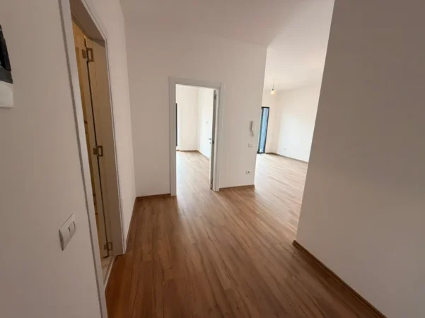 Tirane, jepet me qera zyre Kati 7, 70 m² 650 € (Rruga e Barrikadave)