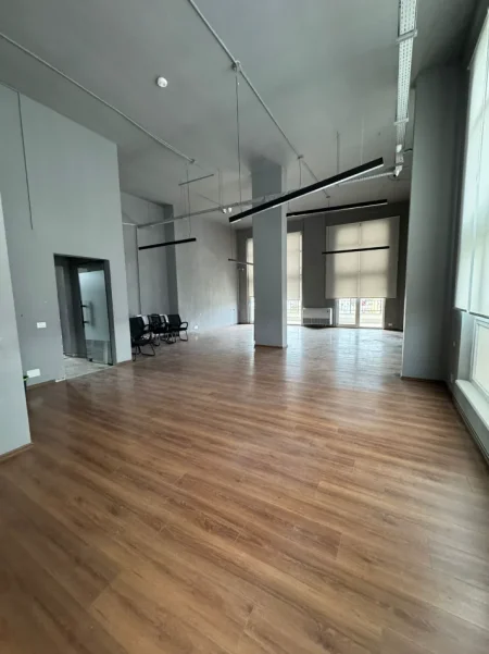 Tirane, jepet me qera zyre Kati 10, 333 m² 5.000 € (ALI DEMI)