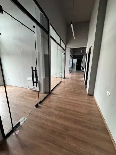 Tirane, jepet me qera zyre Kati 10, 333 m² 5.000 € (ALI DEMI)