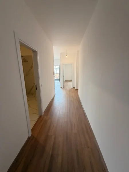 Tirane, jepet me qera zyre Kati 7, 121 m² 1.000 € (Rruga e Barrikadave)