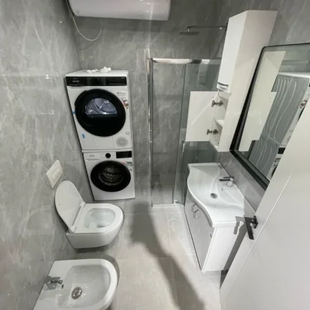 Tirane, jepet me qera 1+1+Ballkon , 70 m² 600 € (Bulevardi i Ri)