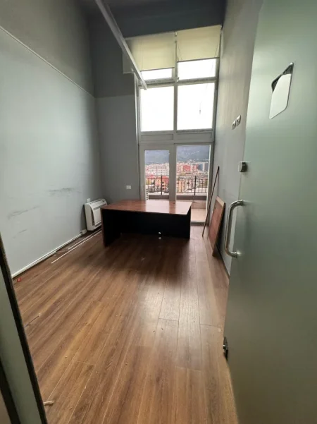 Tirane, jepet me qera zyre Kati 10, 400 m² 5.000 € (ALI DEMI)