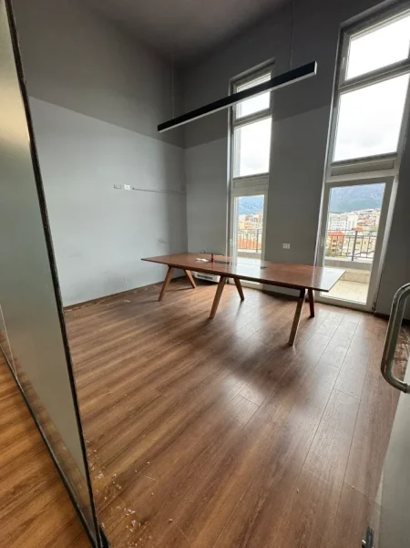 Tirane, jepet me qera zyre Kati 10, 400 m² 5.000 € (ALI DEMI)