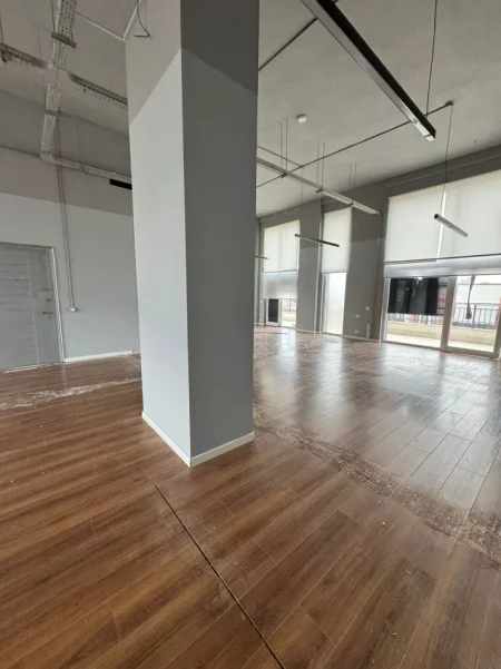 Tirane, jepet me qera zyre Kati 10, 400 m² 5.000 € (ALI DEMI)