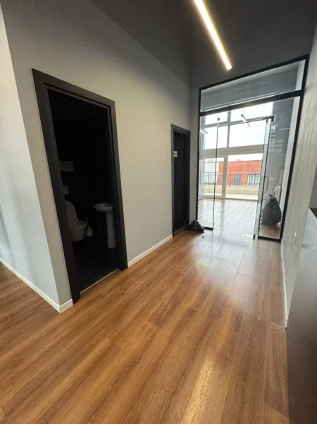 Tirane, jepet me qera zyre Kati 10, 400 m² 5.000 € (ALI DEMI)