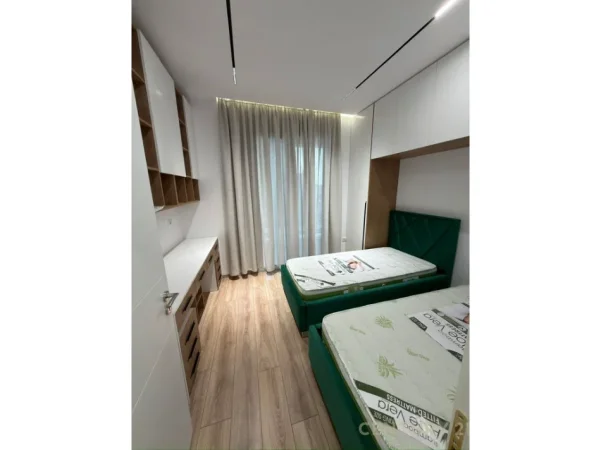 Tirane, jepet me qera apartament 2+1 Kati 7, 100 m² 1.000 € (komuna e parisit)