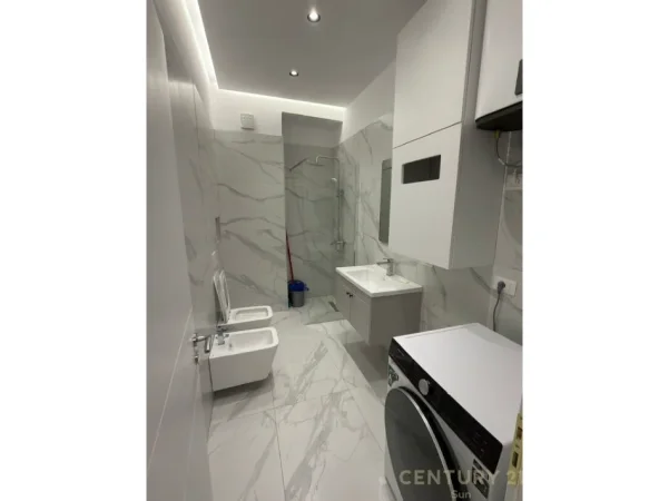 Tirane, jepet me qera apartament 2+1 Kati 7, 100 m² 1.000 € (komuna e parisit)