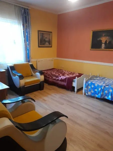 Tirane, jepet me qera apartament 2+1 , 130 m² 650 € (komuna parisit)