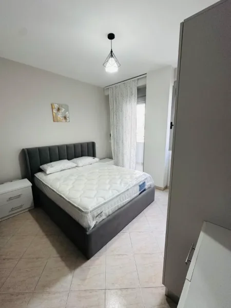 JEPET ME QIRA APARTAMENT 1+1 TEK ISH PARKU I AUTOBUZAVE NE RRUGEN E KAVAJES,  580 miije leke