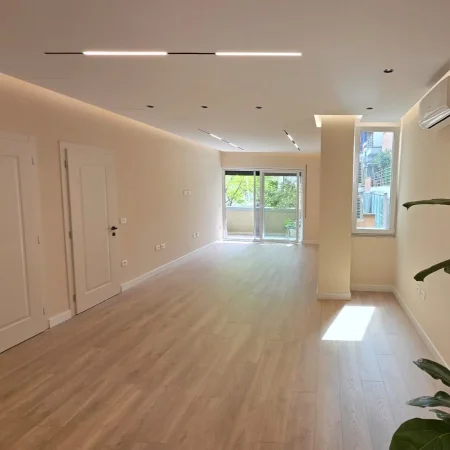 Tirane, jepet me qera zyre , 131 m² 2.500 € (RTSH)