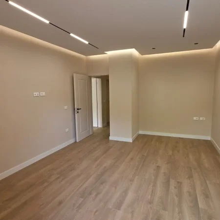 Tirane, jepet me qera zyre , 131 m² 2.500 € (RTSH)