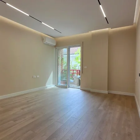 Tirane, jepet me qera zyre , 131 m² 2.500 € (RTSH)