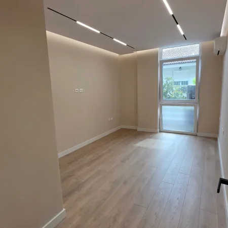 Tirane, jepet me qera zyre , 131 m² 2.500 € (RTSH)