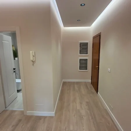 Tirane, jepet me qera zyre , 131 m² 2.500 € (RTSH)
