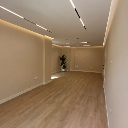 Tirane, jepet me qera zyre , 131 m² 2.500 € (RTSH)