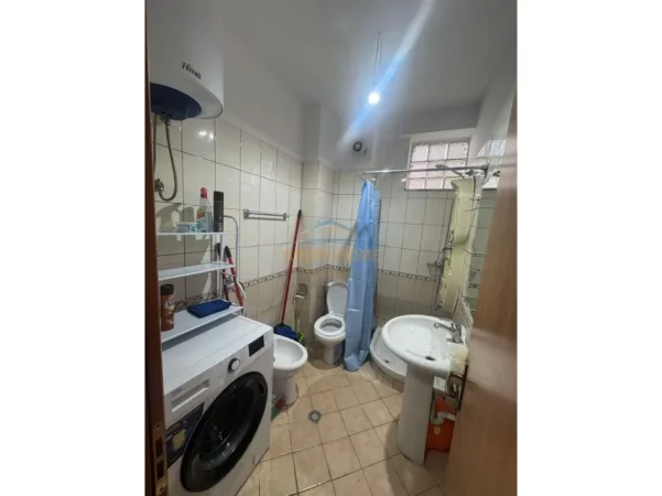 Tirane, jepet me qera apartament 1+1+Ballkon Kati 5, 63 m² 550 € (Rruga e Bogdaneve)