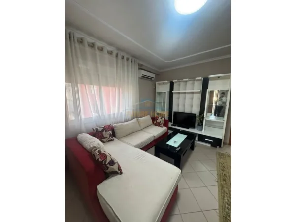 Tirane, jepet me qera apartament 1+1+Ballkon Kati 5, 63 m² 550 € (Rruga e Bogdaneve)