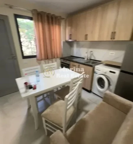 Tirane, jepet me qera apartament 1+1 Kati 1, 50 m² 400 € (Shkolla e Bashkuar)