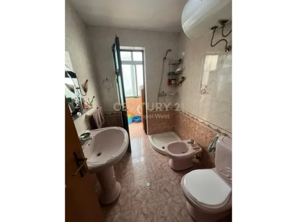 Tirane, jepet me qera apartament 2+1+Ballkon Kati 2, 94 m² 600 € (vasil shanto)