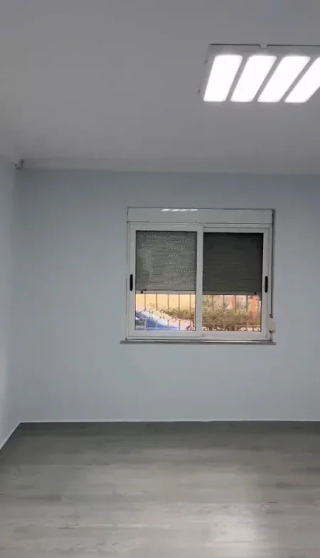 Tirane, jepet me qera zyre Kati 1, 100 m² 600 € (BULEVARDI BAJRAM CURRI)