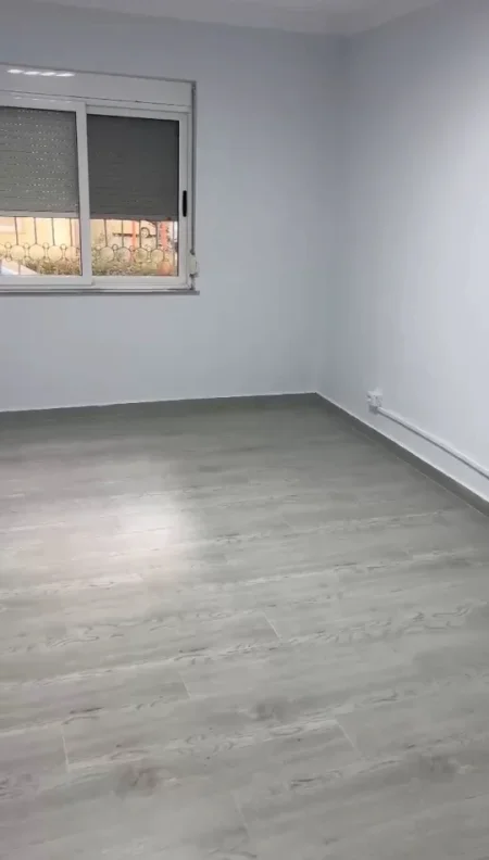 Tirane, jepet me qera zyre Kati 1, 100 m² 600 € (BULEVARDI BAJRAM CURRI)