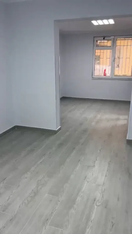 Tirane, jepet me qera zyre Kati 1, 100 m² 600 € (BULEVARDI BAJRAM CURRI)