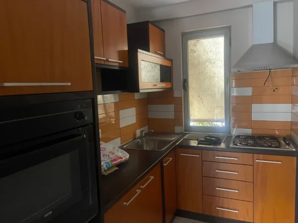 Shqiperi, jepet me qera apartament 1+1 Kati 2, 