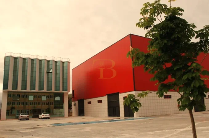 Tirane, jepet me qera magazine Kati 0, 7.177 m² (vaqarr)