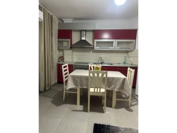 Tirane, jepet me qera apartament 2+1+Ballkon Kati 2, 89 m² 550 €