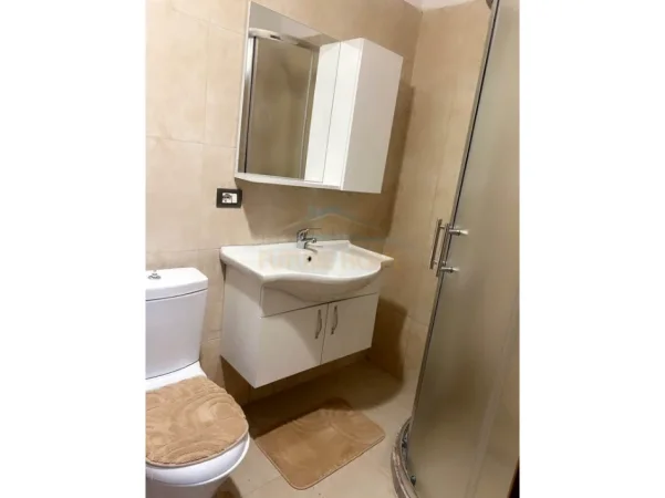 Tirane, jepet me qera apartament 1+1+Ballkon Kati 4, 700 € (Rruga e Kavajes)