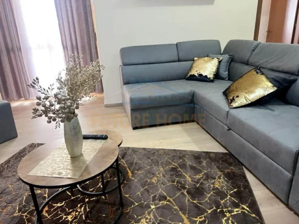 Tirane, jepet me qera apartament 1+1+Ballkon Kati 4, 700 € (Rruga e Kavajes)