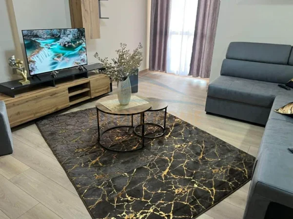 Tirane, jepet me qera apartament 1+1+Ballkon Kati 4, 700 € (Rruga e Kavajes)