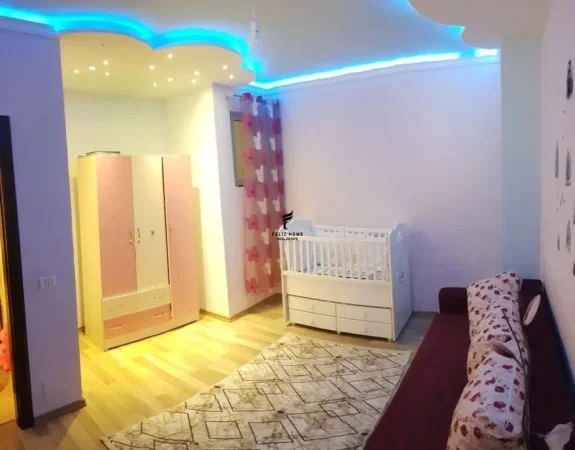 Tirane, jepet me qera apartament 2+1 Kati 4, 90 m² 500 € (YZBERISHT)