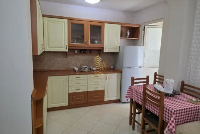 Tirane, jepet me qera apartament 2+1+Ballkon Kati 4, 75 m² 450 € (Selvia)