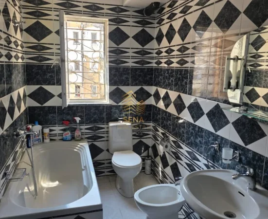 Tirane, jepet me qera apartament 2+1+Ballkon Kati 4, 75 m² 450 € (Selvia)